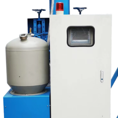 Aluminum refining spraying vehicle